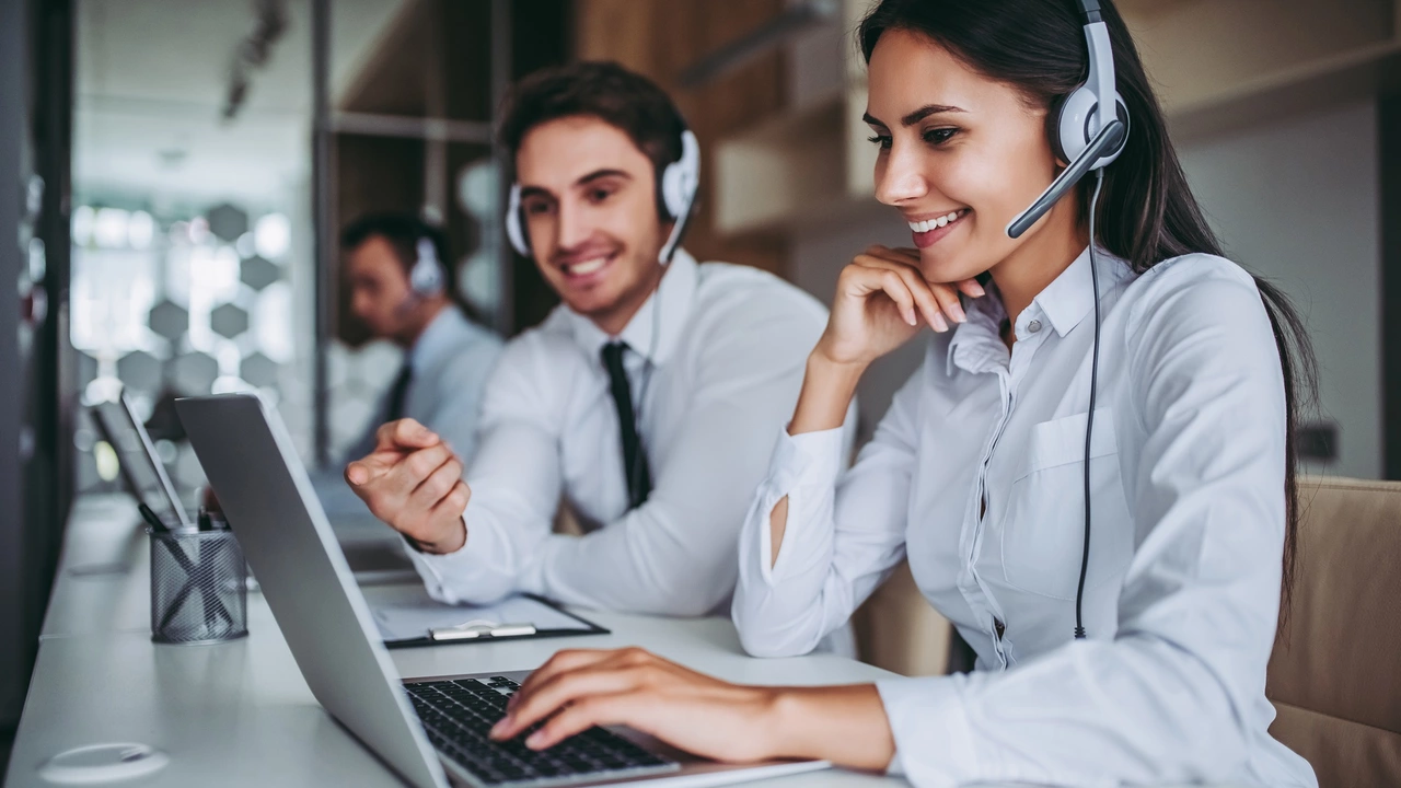 Which job is better, a data entry operator or a call center?